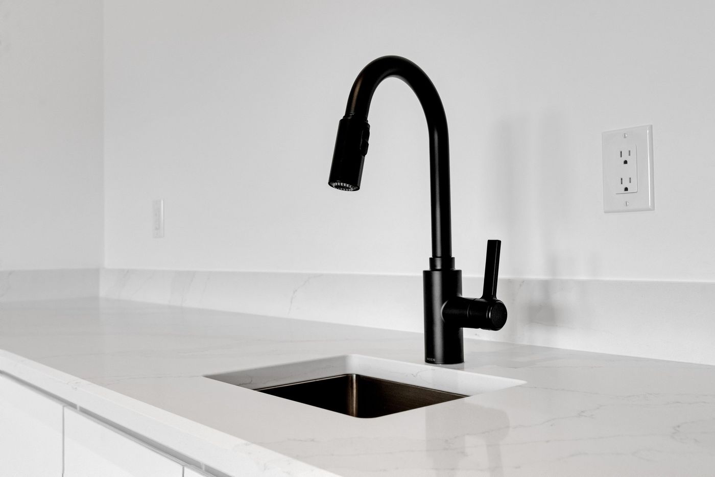 Wet bar with matte black faucet and quartz counter